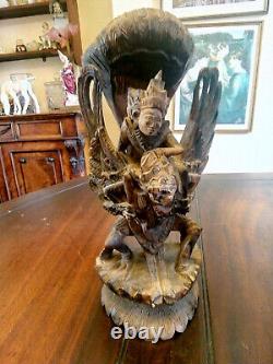 Une paire de sculptures en bois d'ébène sculptées à la main de style vintage : Vishnu chevauchant Garuda 16