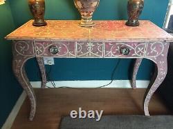 Une table/console indienne peinte décorative d'époque vintage très inhabituelle vers 1970