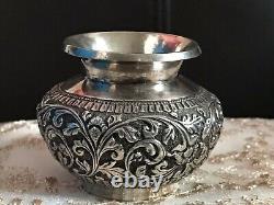 Vase D'argent Indien Vintage Avec Décoration Chassée Parfait Pour Une Table D'habillage