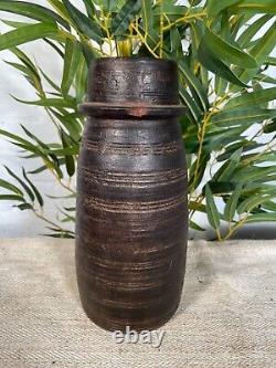Vase ancien rustique en bois sculpté népalais pour l'eau