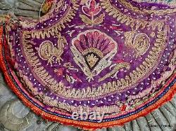 Vent à main brodé du Gujarat, Inde - Fragment ancien, vintage et antique avec motif de paon.
