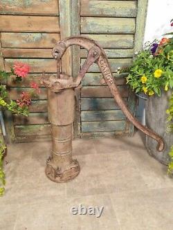 Vieille Antique Indian Cast Iron Well Water Pump Garden Caractéristique De L'eau