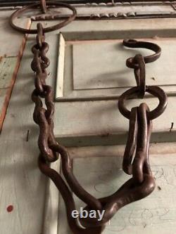 Vieille chaîne en fer forgé rare et unique avec un design de jambes et de cou rustique