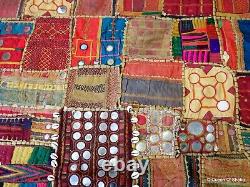 Vieilles broderies Banjara textile patchwork murale avec miroirs en coquillage Inde vintage