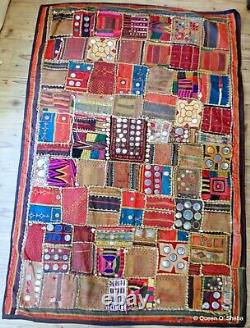 Vieilles broderies Banjara textile patchwork murale avec miroirs en coquillage Inde vintage