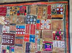 Vieilles broderies Banjara textile patchwork murale avec miroirs en coquillage Inde vintage