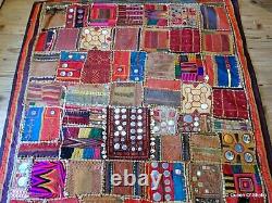 Vieilles broderies Banjara textile patchwork murale avec miroirs en coquillage Inde vintage