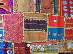 Vieilles broderies Banjara textile patchwork murale avec miroirs en coquillage Inde vintage