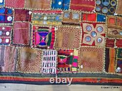 Vieilles broderies Banjara textile patchwork murale avec miroirs en coquillage Inde vintage