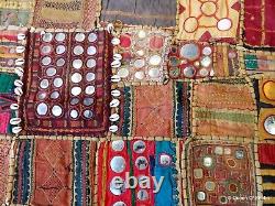 Vieilles broderies Banjara textile patchwork murale avec miroirs en coquillage Inde vintage