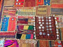 Vieilles broderies Banjara textile patchwork murale avec miroirs en coquillage Inde vintage