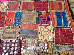 Vieilles broderies Banjara textile patchwork murale avec miroirs en coquillage Inde vintage