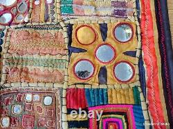 Vieilles broderies Banjara textile patchwork murale avec miroirs en coquillage Inde vintage