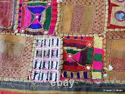 Vieilles broderies Banjara textile patchwork murale avec miroirs en coquillage Inde vintage