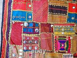 Vieilles broderies Banjara textile patchwork murale avec miroirs en coquillage Inde vintage