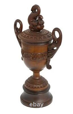 Vieux Trophée Indien En Bois Sculpté En Forme De Twin Handled Vase/cup & Makara Finial