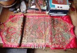 Vieux patchwork textile de broderie Zardozi sur des anciens Sarees en soie pour chemin de table