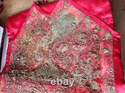 Vieux patchwork textile de broderie Zardozi sur des anciens Sarees en soie pour chemin de table